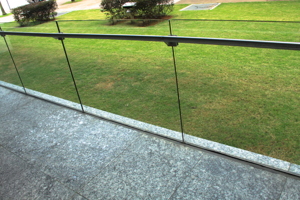 Frameless balustrade system