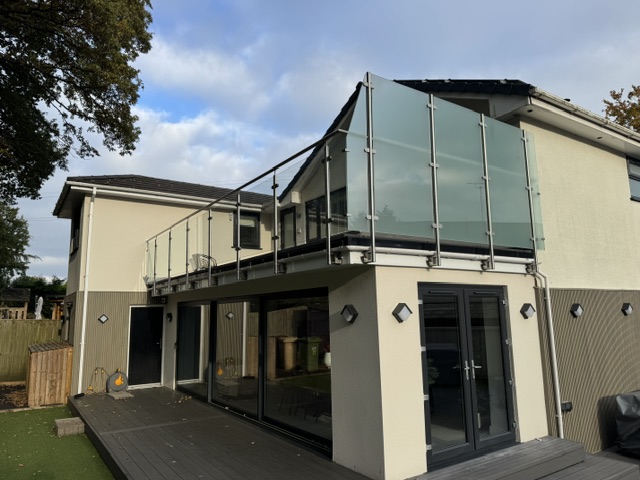 longreach_overview Glass balustrade roof terrace with opaque privacy panels and clear glass sections overlooking garden in Manchester area
